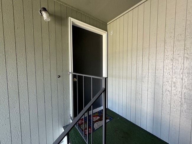Building Photo - 2 Bedroom Upstairs apartment For Rent Loca...