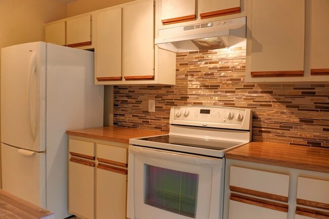 Building Photo - This 2/2.5 spacious townhouse could be you...