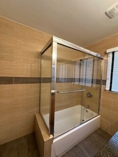 Bath shower/tub - 11216 Tiara St