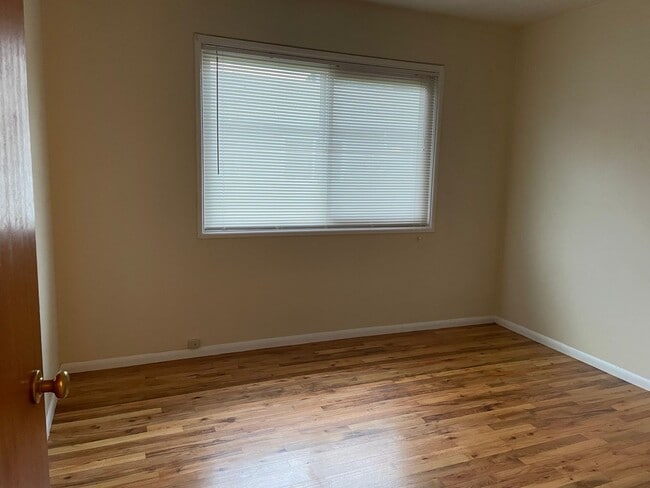 Building Photo - Bobbsey 1