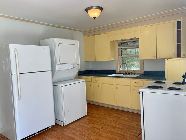 Building Photo - Promise Land North --  Charming 3 bedroom home in heart of Historic Walking District Downtown Mor...