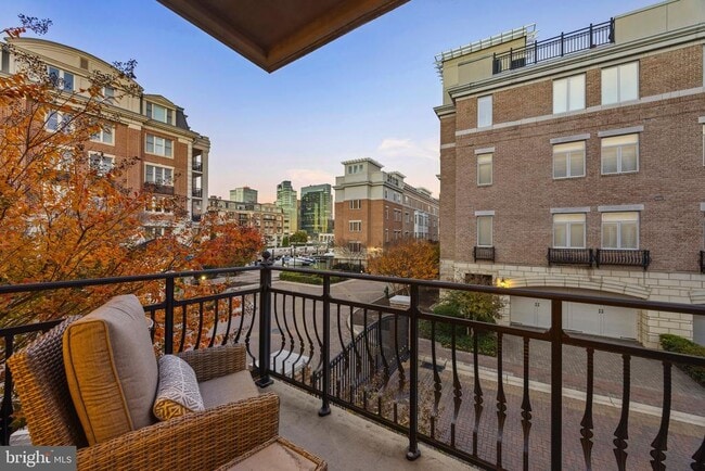 Building Photo - 900 Valencia Ct