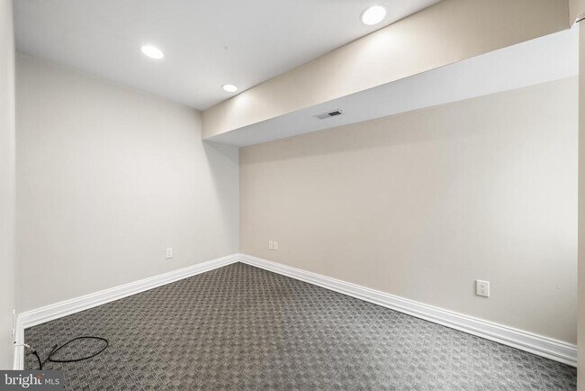 Building Photo - 619 S 42nd St