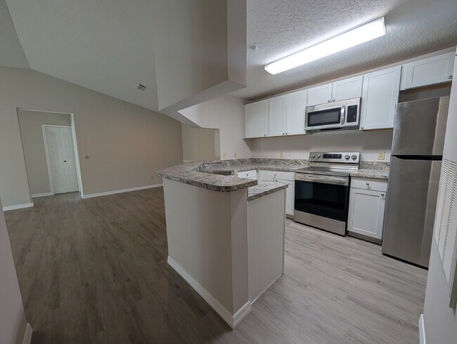 Building Photo - Spacious 3-Bed, 2-Bath Condo Oasis in Beautiful Suntree