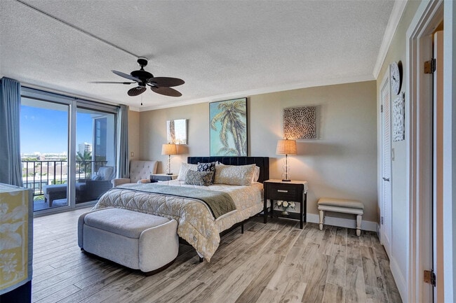 Building Photo - 3051 NE 48th St