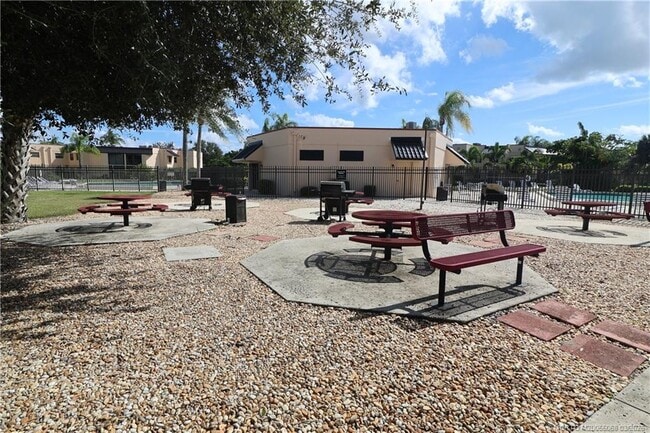 Building Photo - 2083 NE Collins Cir