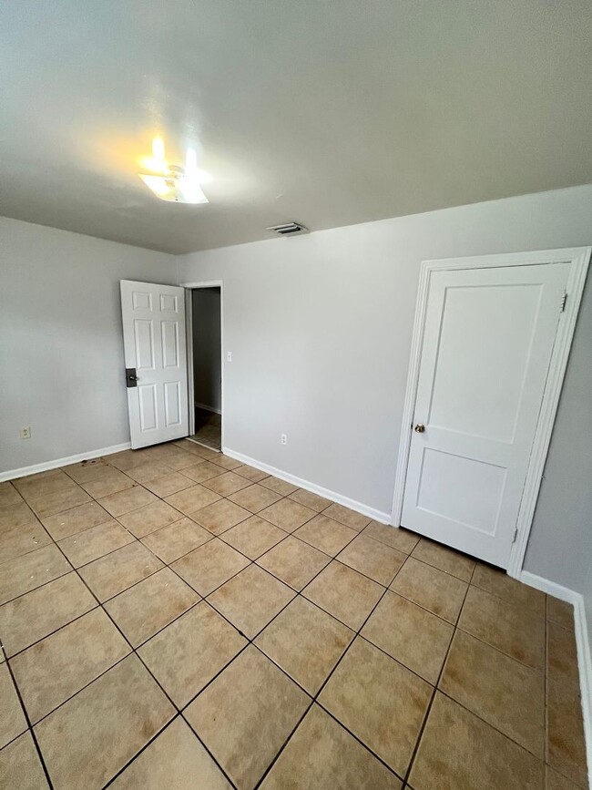 Building Photo - 2 BEDROOM 1 BATH SINGLE FAMILY HOME WITH A SEPARATE DEN (POSSIBLE 3RD BEDROOM)