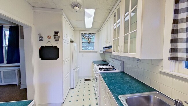 Building Photo - Charming 3 Bedroom/1.5 Bathroom Home in Ha...