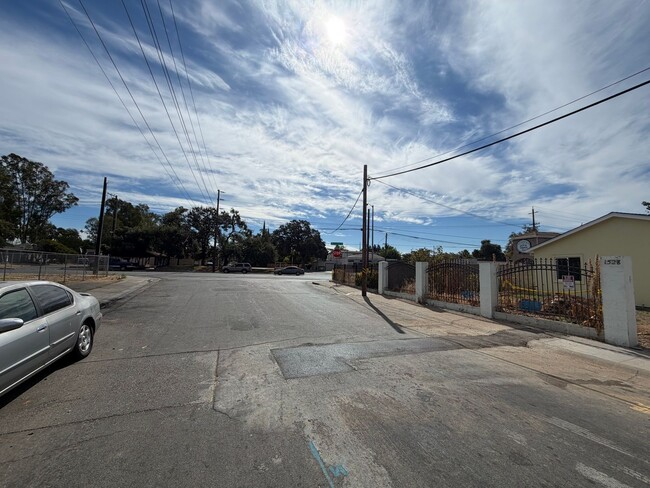 Building Photo - 1528 Los Robles Blvd