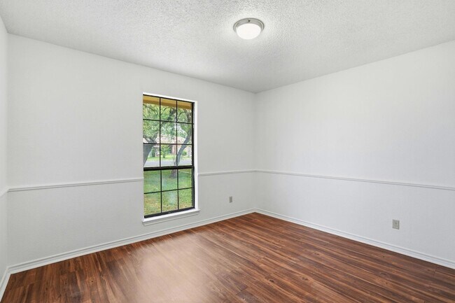 Building Photo - 306 Woodstone Dr