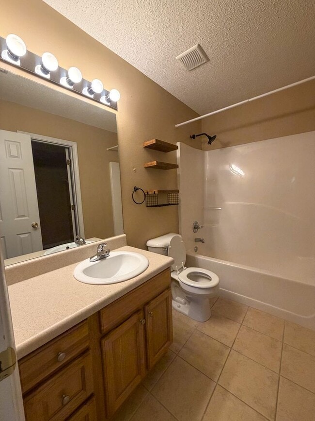 Building Photo - 3/2 Move-in Ready