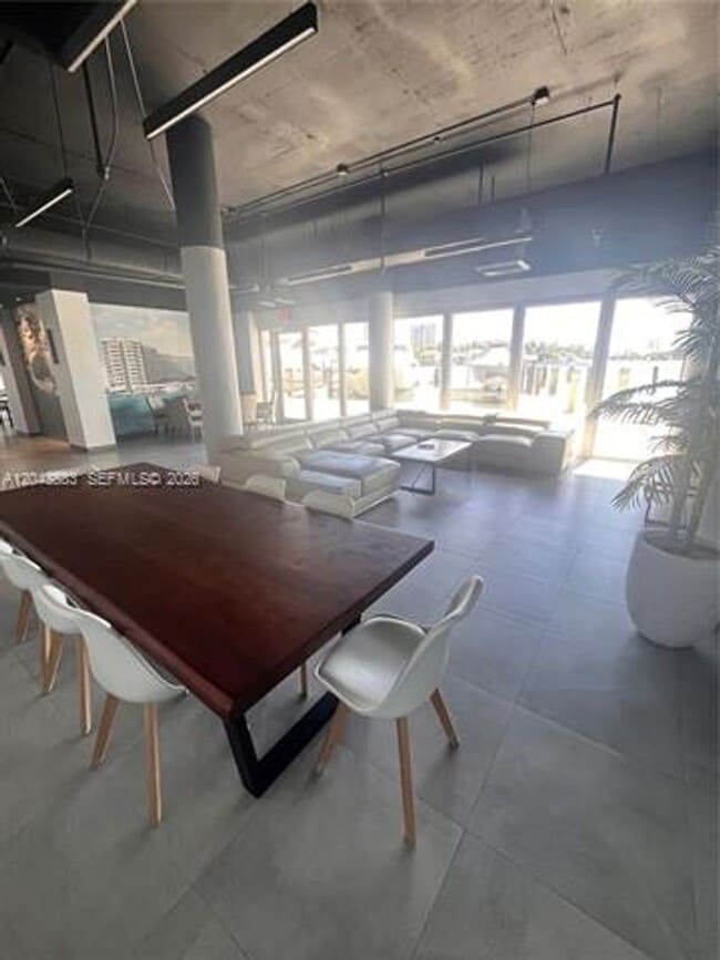 Building Photo - 900 Bay Dr