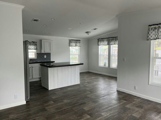 Building Photo - 15777 Bolesta Rd