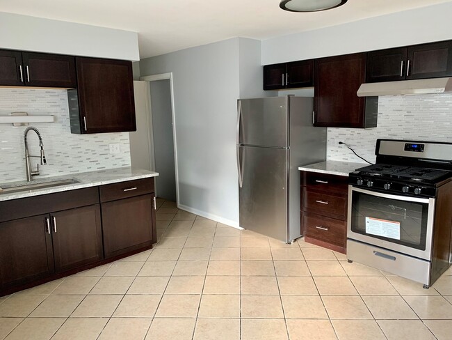 Building Photo - 822 Colonial Dr