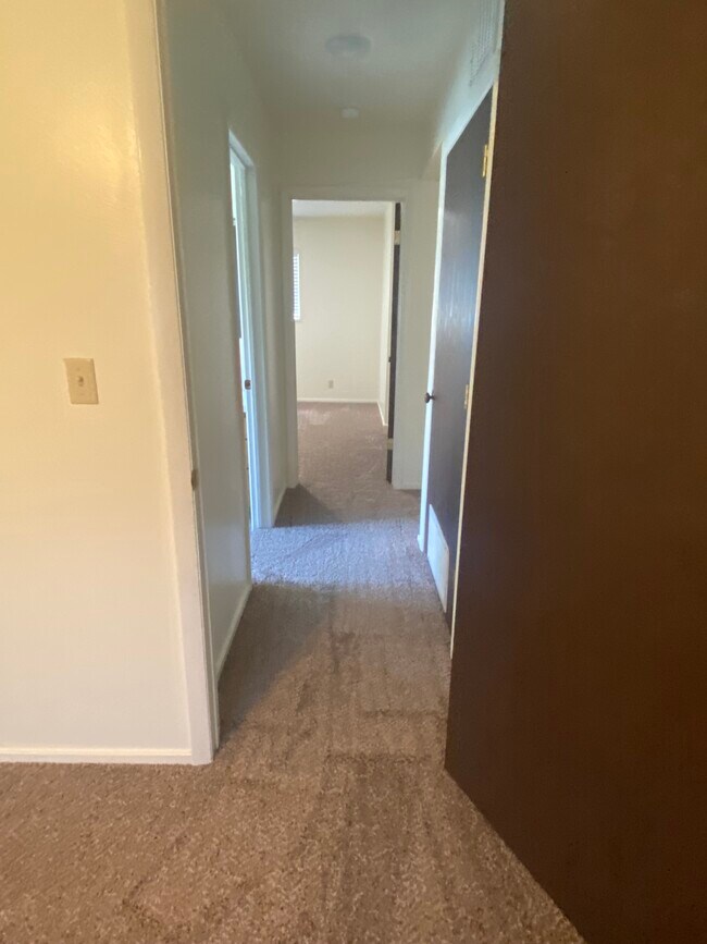 Building Photo - 372 W 200 N