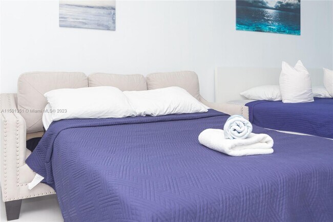 Building Photo - 5445 Collins Ave