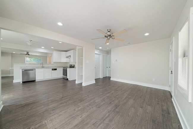 Building Photo - 1627 W Mariposa Dr