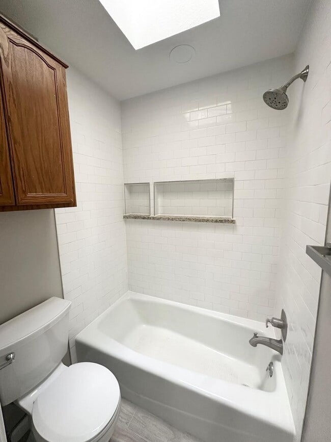 Building Photo - 3 Bedroom 2 Bathroom Available ASAP!