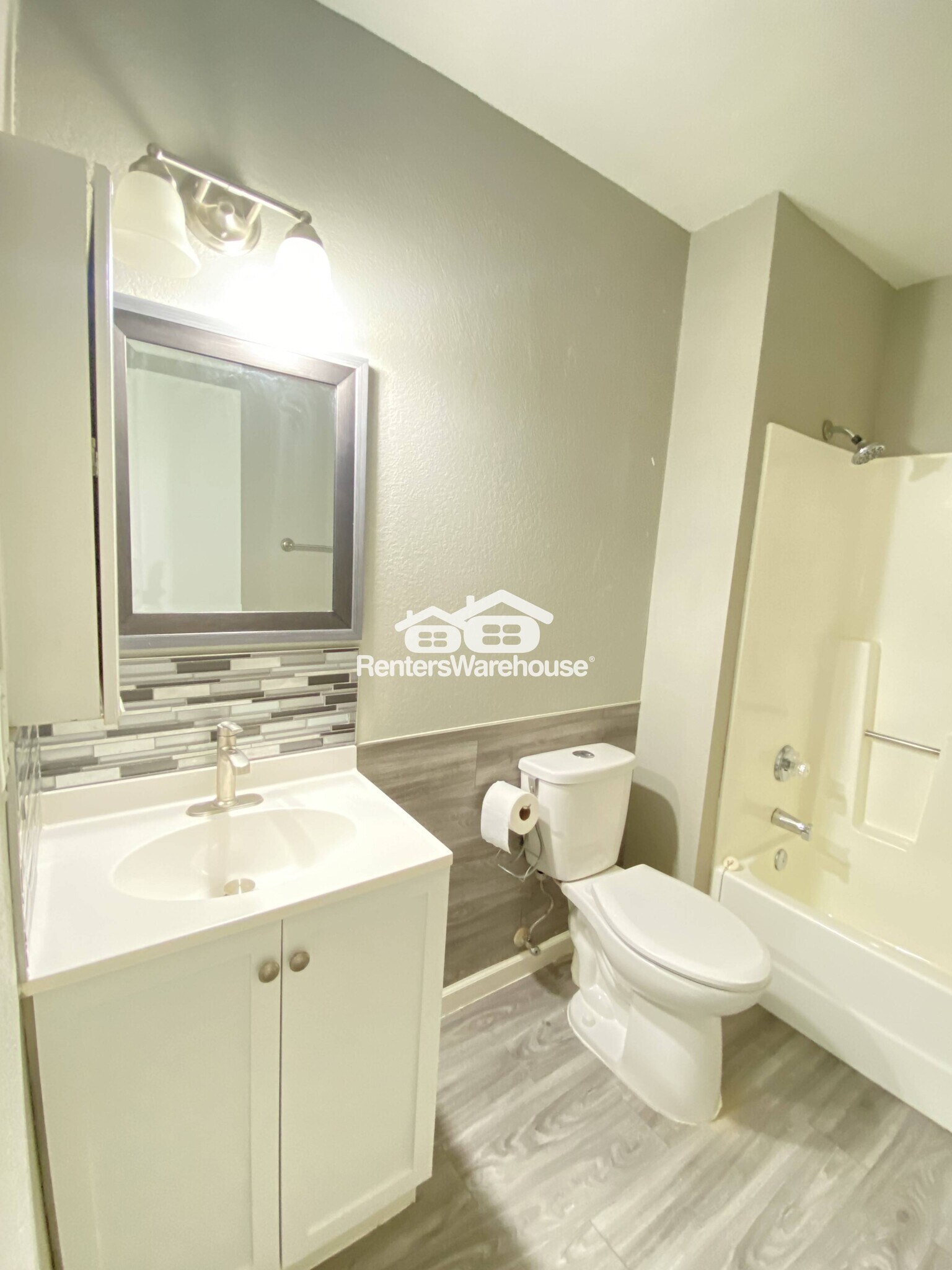 Building Photo - 633 W Southern Ave