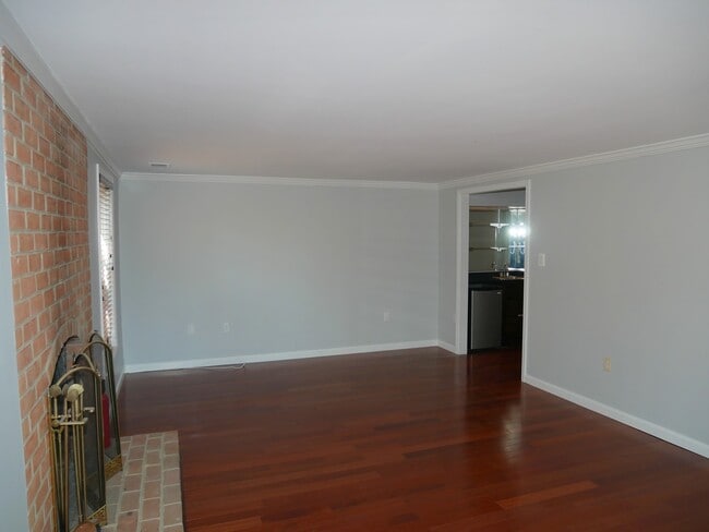 Building Photo - 4 Bedroom 3.5 Bath Corner Unit Townhouse o...
