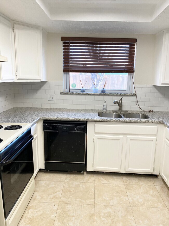 Building Photo - 10431 Town Square Rd