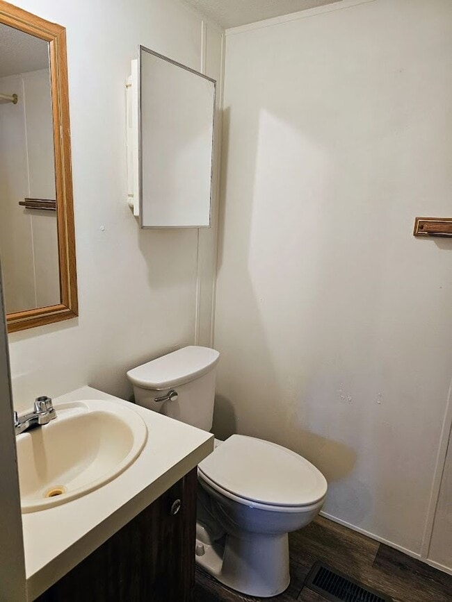 Building Photo - Charming 2 Bed, 2 Bath Mobile Home in a Qu...