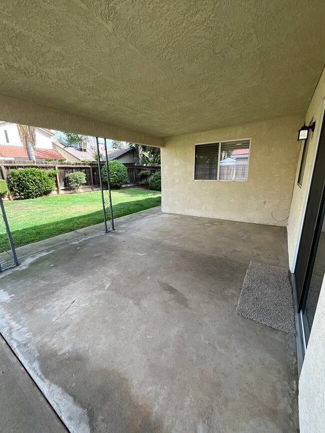 Building Photo - Charming home nestled in desirable Northea...