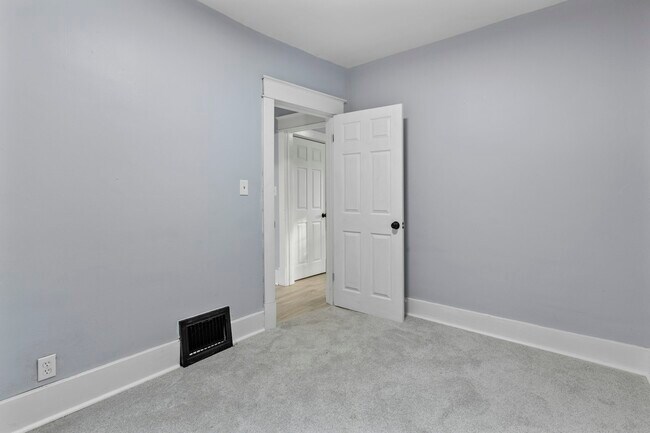 Building Photo - 906 Harrow Rd