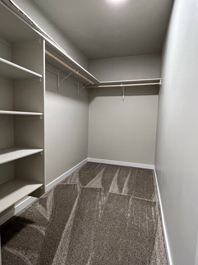 Building Photo - Newer 3 bed 2 bath with a home office just...