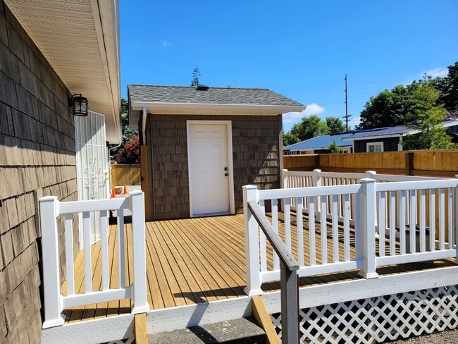 Building Photo - Fully Furnished Cottage 1 Bedroom - Marine Dr