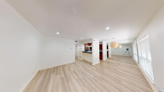 Building Photo - 500 E Riverside Dr