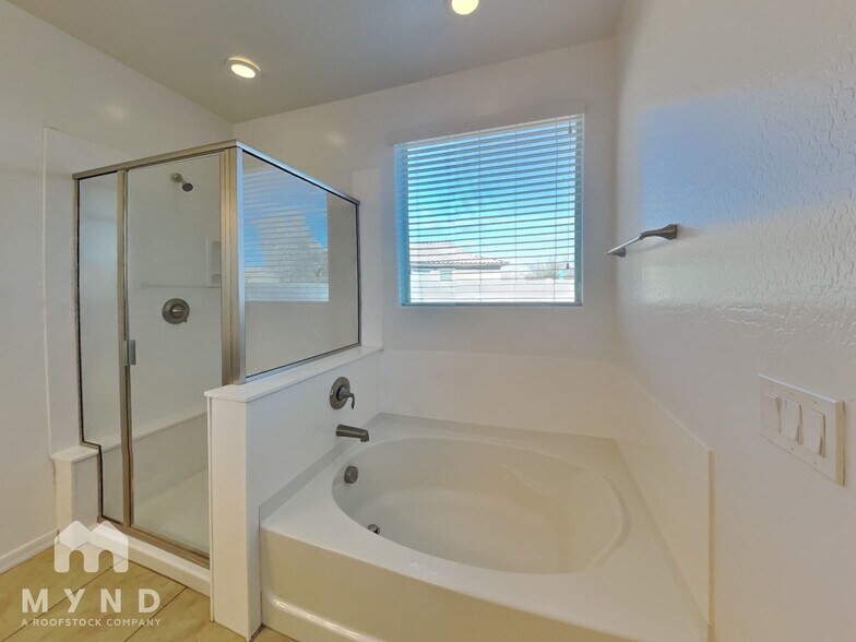 Building Photo - 35167 N Braeden Dr