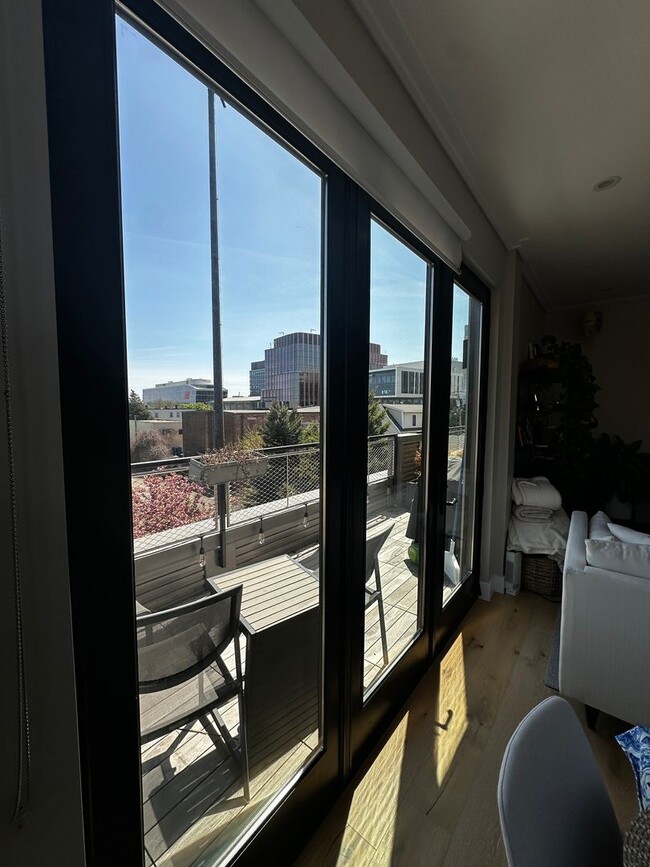 Building Photo - Spacious 2 Bed, 2 Bath Luxury Condo with Downtown Boston Views