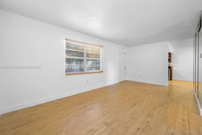 Building Photo - 415 NE 2nd St