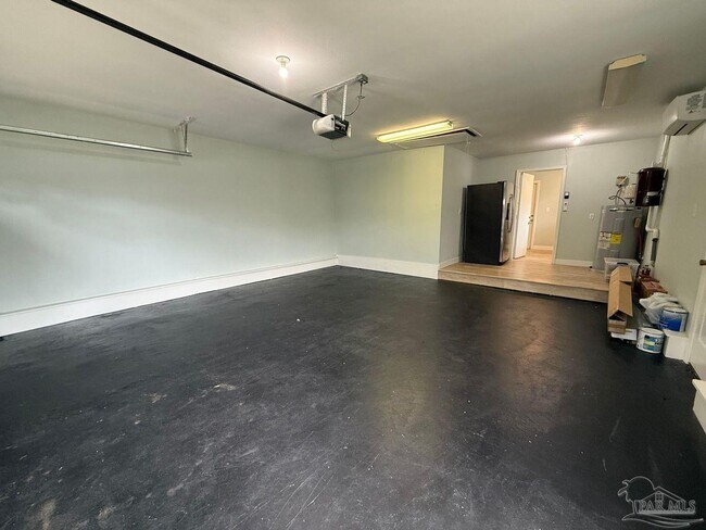 Building Photo - 420 Dolphin St