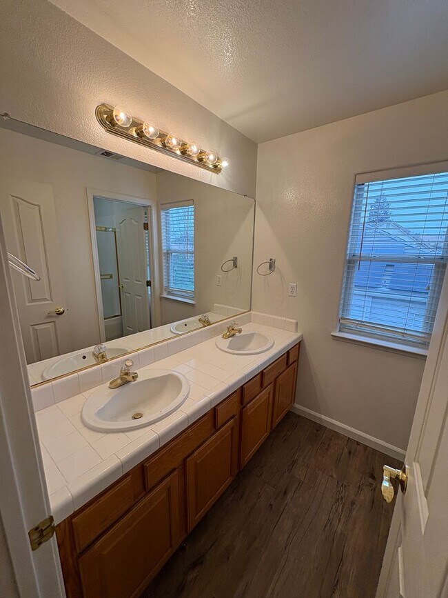 Building Photo - Spectacular home available now in a great neighborhood!