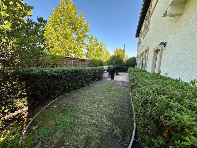Building Photo - 5 bed 3 Bath In Danvilles Monterosso