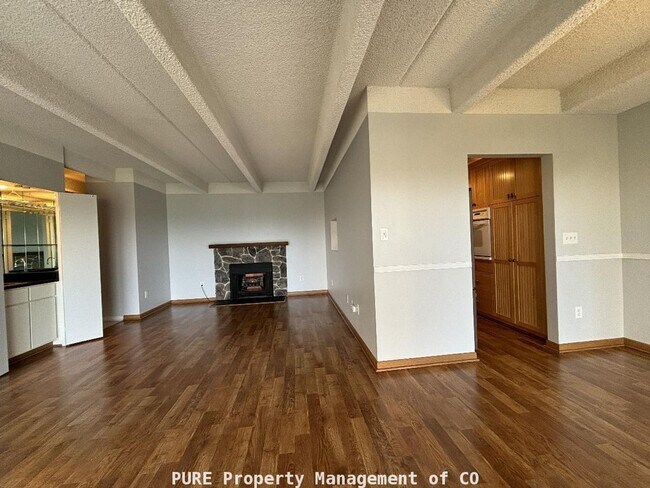 Building Photo - Beautiful 2 bedroom 2 bath condo!  Updated!