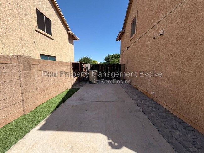 Building Photo - 6903 W Lawrence Ln