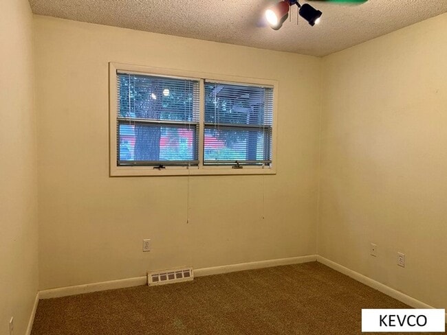 Building Photo - Great Three Bed in Campus West!