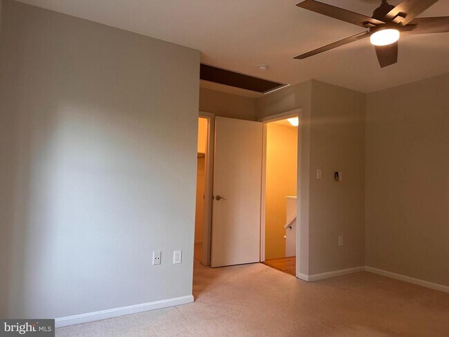 Building Photo - 13 Carriage House Cir