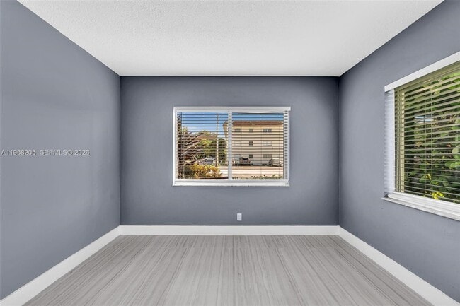 Building Photo - 101 SE 6th Ave