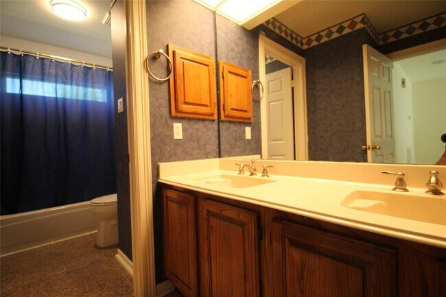 Building Photo - 1454 Forest Home Dr