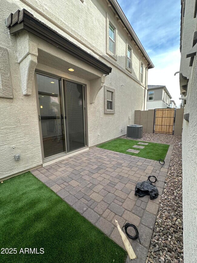 Building Photo - 1223 W Sparrow Dr