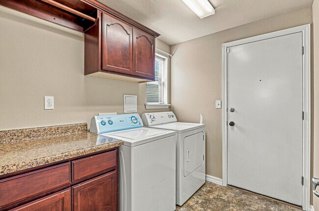 Building Photo - 14384 Alma Point
