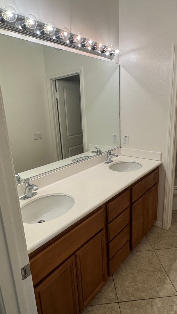 Building Photo - 6 bedroom 4.5 baths in Corona CA