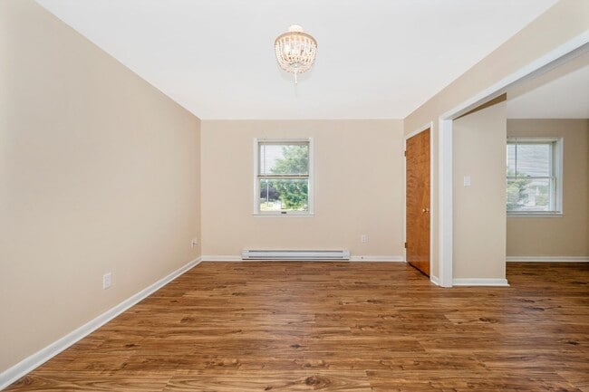 Building Photo - Apartment w/Parking