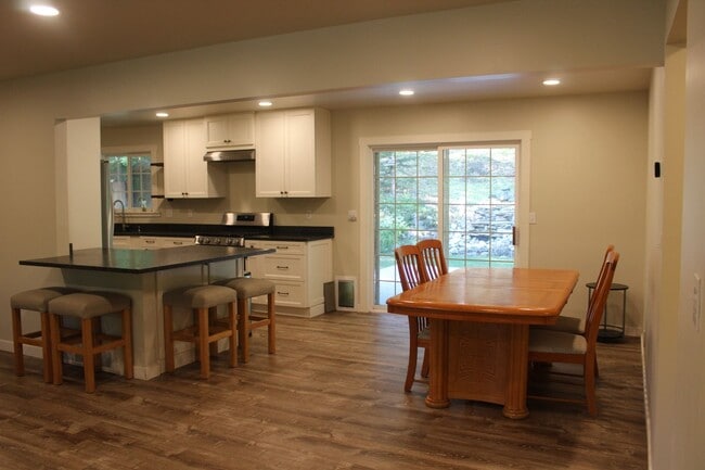 Building Photo - 996 Thrushwood Dr