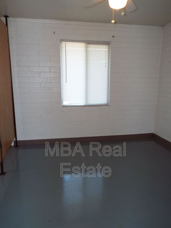 Building Photo - 917 E Dunlap Ave
