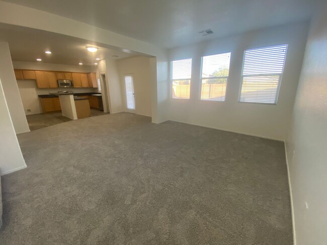 Building Photo - 3 Bed/2.5 Bath with Loft. Large Living/Din...